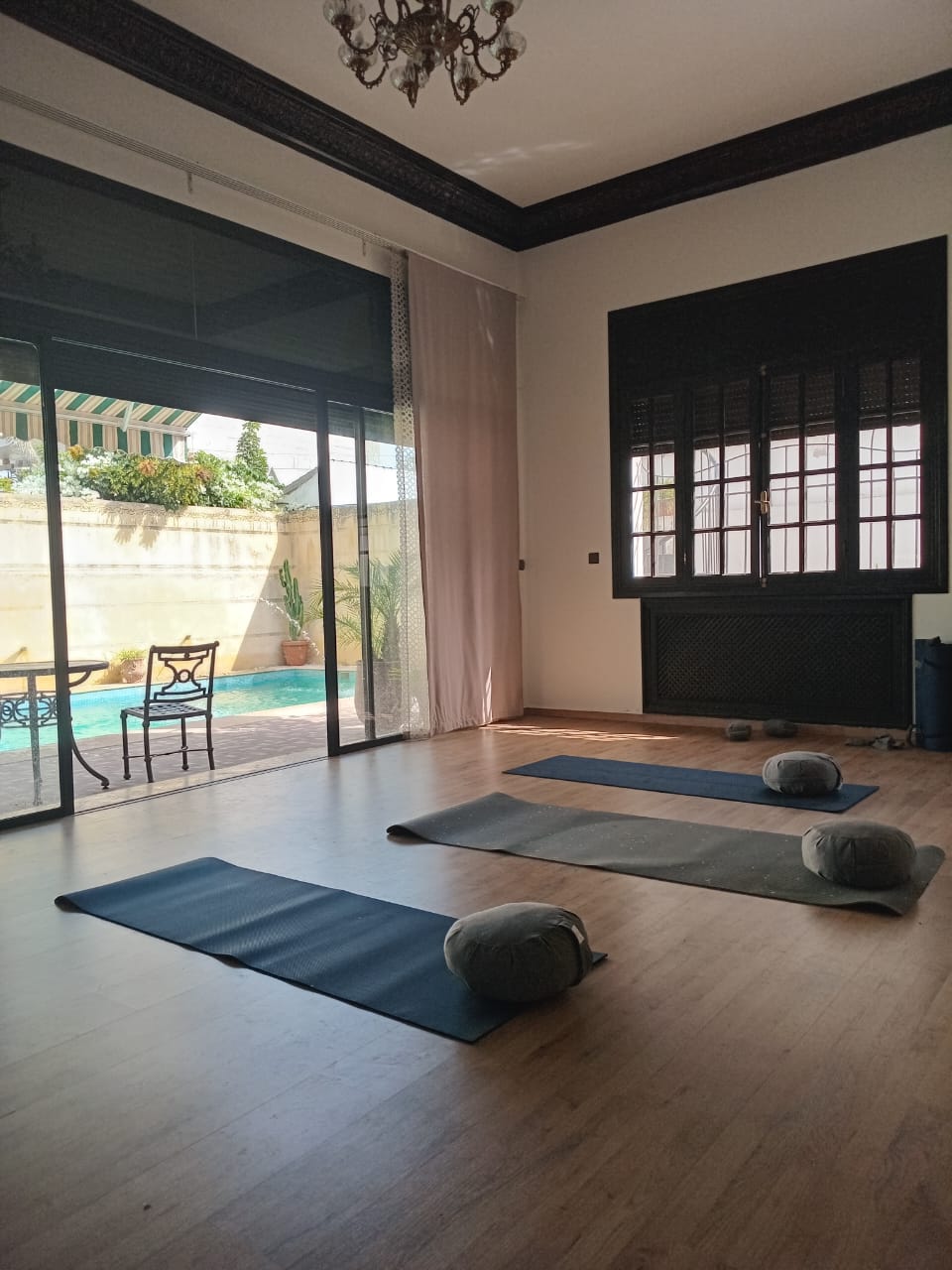Cours de yoga privé à Casablanca avec Youssef Oudghiri, professeur certifié E-RYT 500