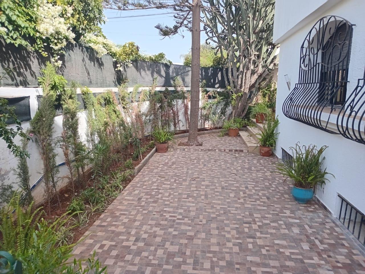 Jardin planté du centre de yoga à Casablanca