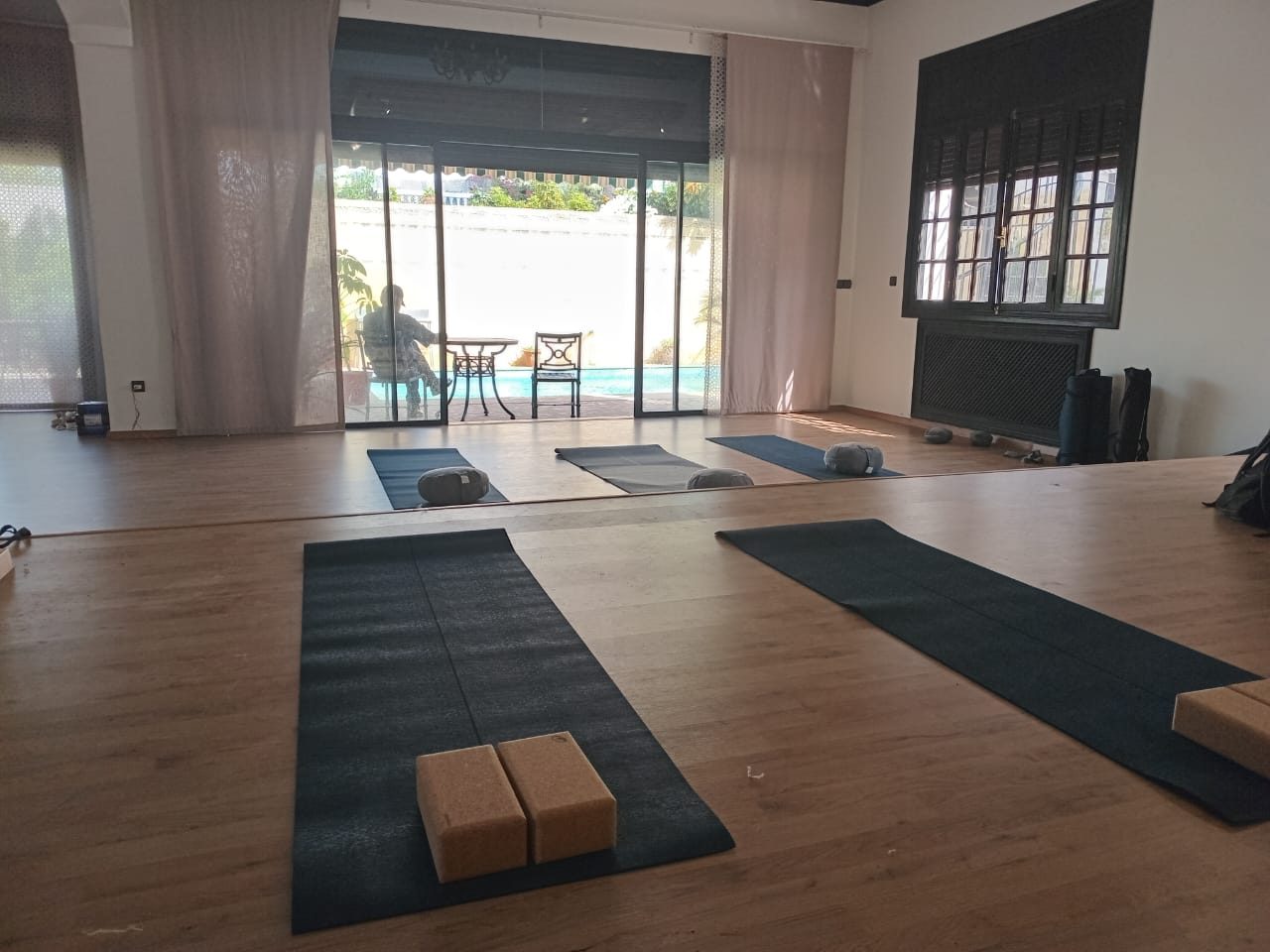 Salle de cours du centre Yoga You à Casablanca, tapis et accessoires prêts pour la séance