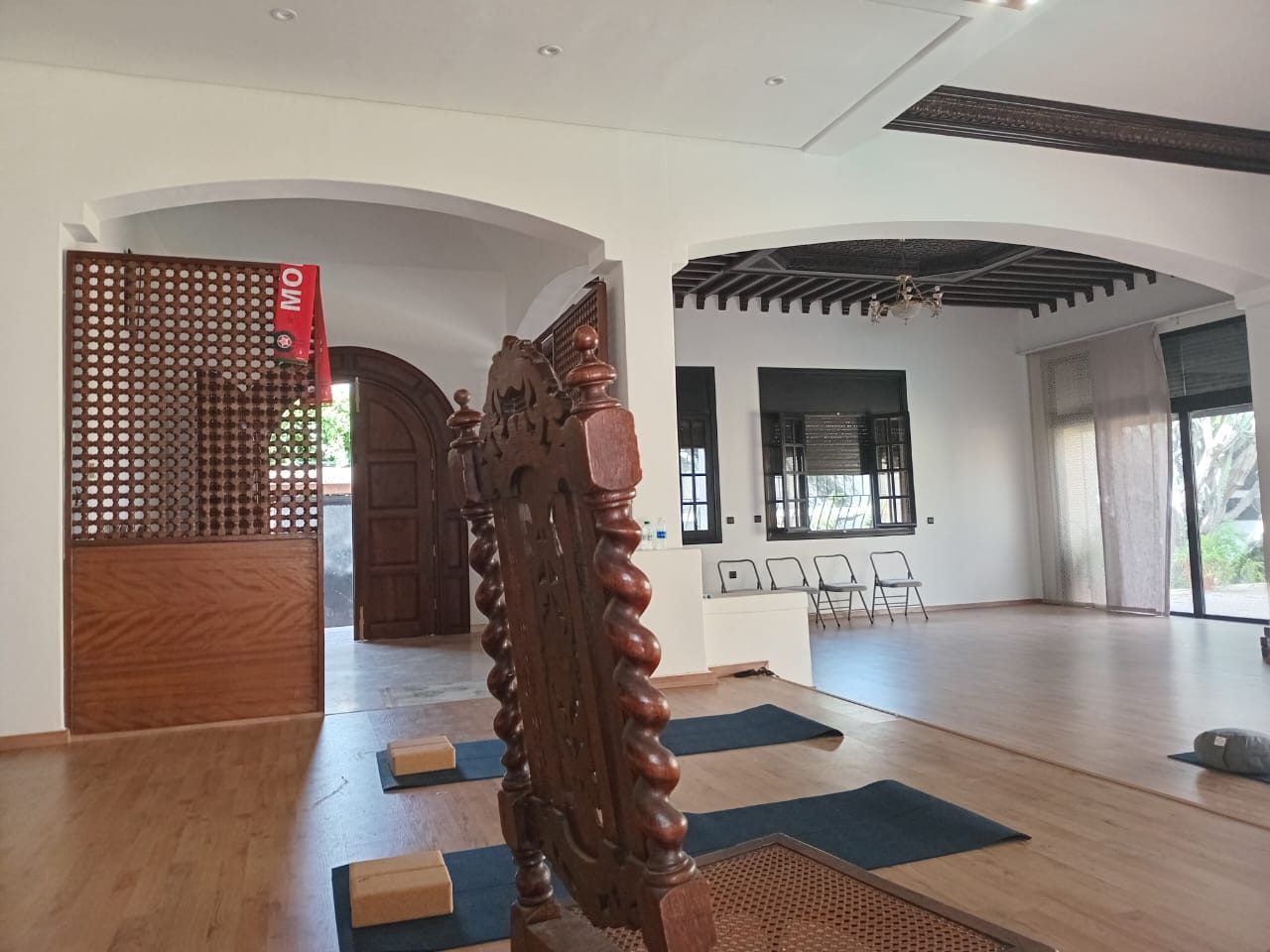 Salon voûté du centre de yoga à Casablanca, tapis sous les arcades