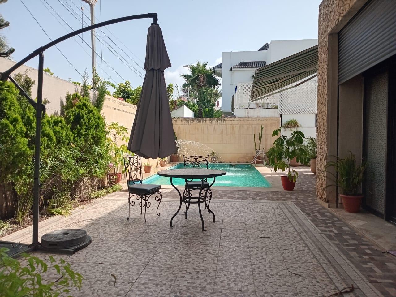 Terrasse et piscine du centre de yoga à Casablanca
